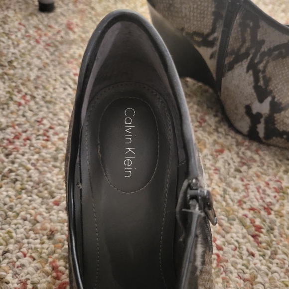 Calvin Klein leather ankle boots 8.5. - Picture 2 of 3